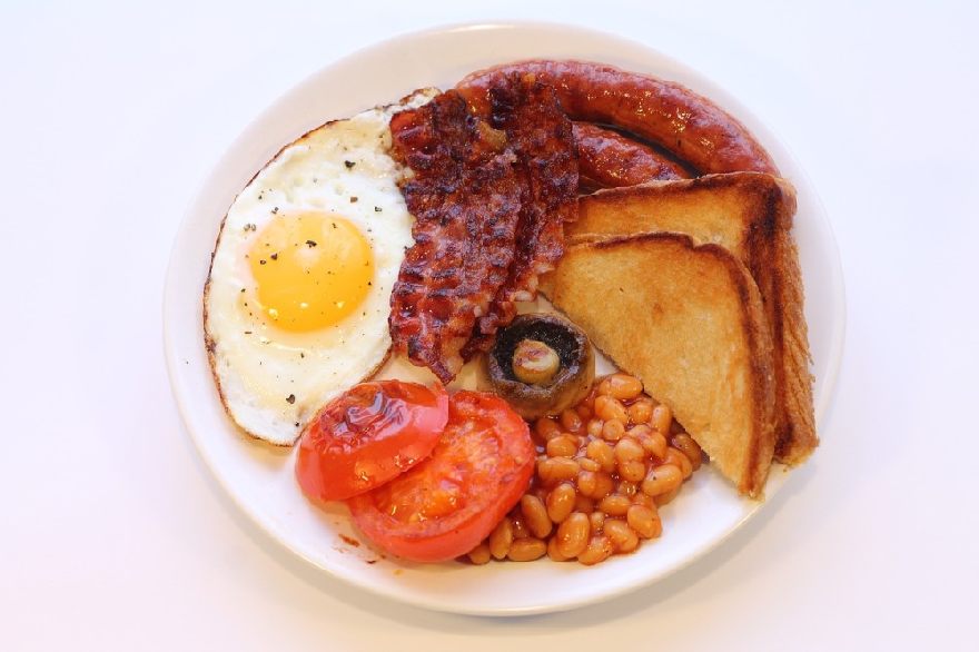 English breakfast, sausage, eggs